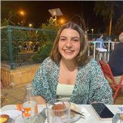 Me considero una persona trabajadora, aplicada, comprometida y muy puntual. Siempre dispuesta a aprender a pesar de mi poca experi